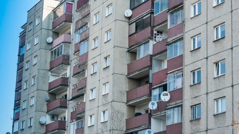 Dwoje mężczyzn próbowało zabić znajomego, wyrzucając go z balkonu na trzecim piętrze bloku