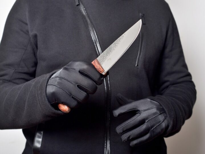 Przerażające zdarzenie w Chrzanowie – Mężczyzna atakuje kobietę nożem w nocy