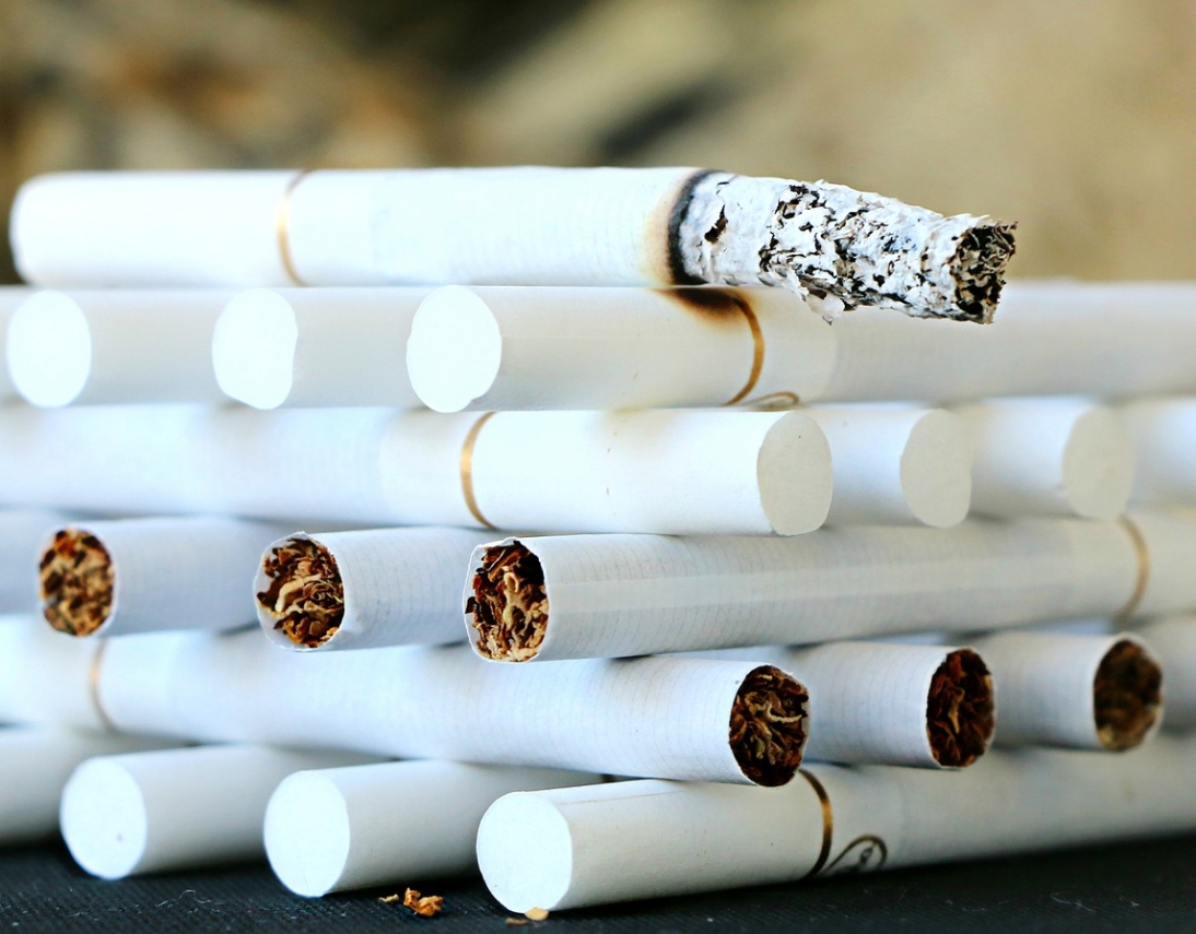 Poznańska policja zatrzymuje trzy osoby za nielegalną sprzedaż tytoniu i fałszerstwa znaków towarowych