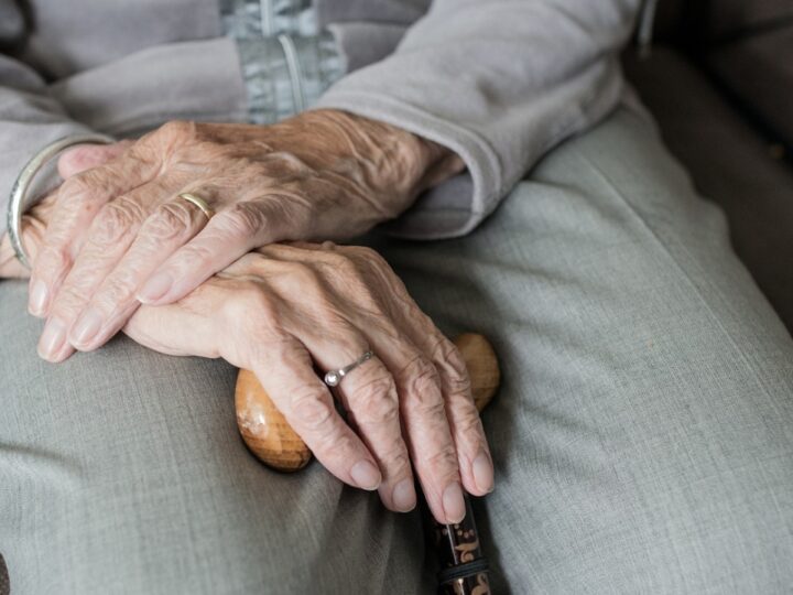 Oszustwo metodą "na wnuczka" w Świdnicy: 84-letnia kobieta straciła całkowite oszczędności
