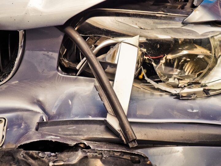 Tragiczny finał wypadku na krajowej "20" – zderzenie Fiat Ducato z Mercedesem