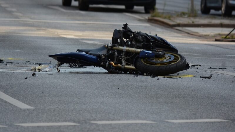Tragedia na drodze – motocyklista nie przeżył zderzenia z samochodem. Wypadek spowodowany przez starszego mężczyznę