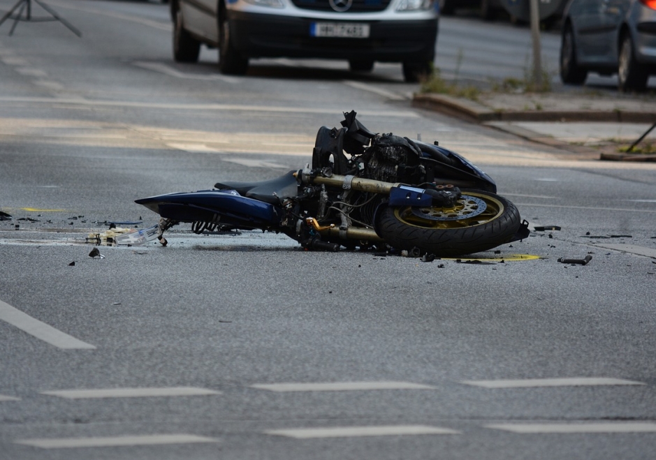 Tragedia na drodze – motocyklista nie przeżył zderzenia z samochodem. Wypadek spowodowany przez starszego mężczyznę