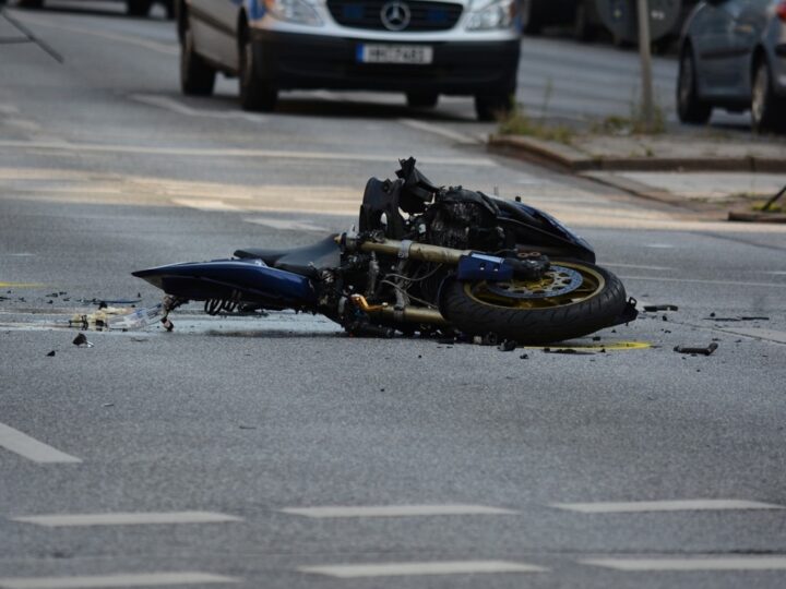 Potężna kolizja na drodze: 34-letni motocyklista zderzył się z łosiem w Pniewie Wielkim