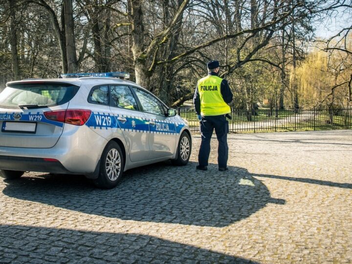 W Ostrowie Wielkopolskim ratownicy wybijają szybę, aby uratować dwuletnią dziewczynkę pozostawioną w samochodzie