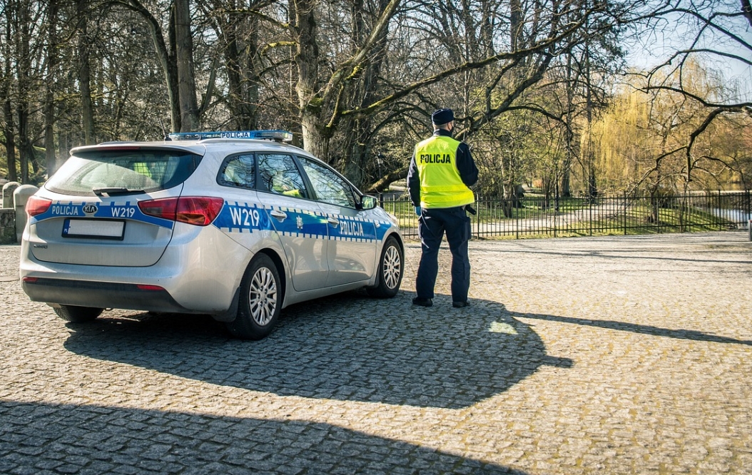 W Ostrowie Wielkopolskim ratownicy wybijają szybę, aby uratować dwuletnią dziewczynkę pozostawioną w samochodzie