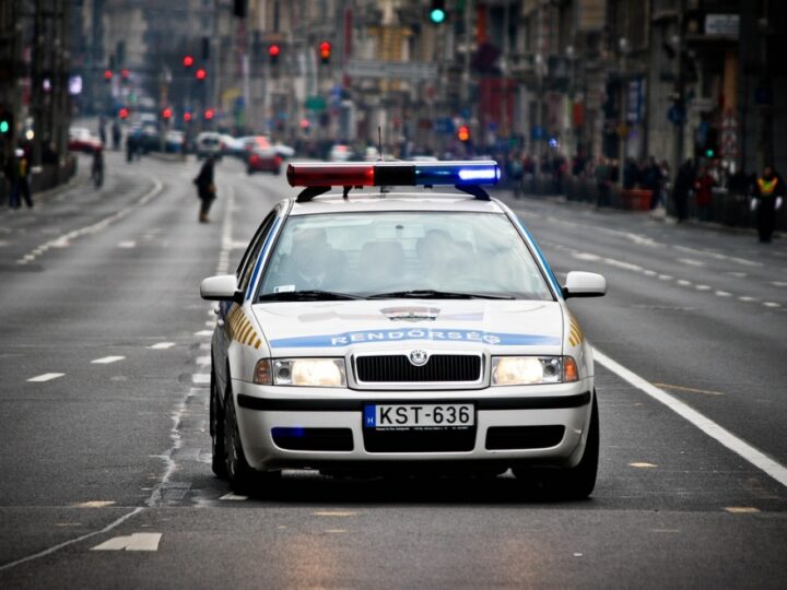 20-letni mężczyzna uratowany przez policjantów po upadku do wody ze stromej skarpy