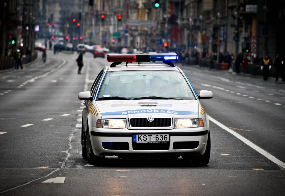 20-letni mężczyzna uratowany przez policjantów po upadku do wody ze stromej skarpy